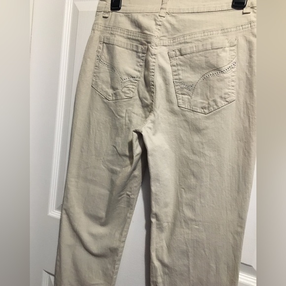 Woman’s Gloria Vanderbilt Jeans . - Picture 11 of 16